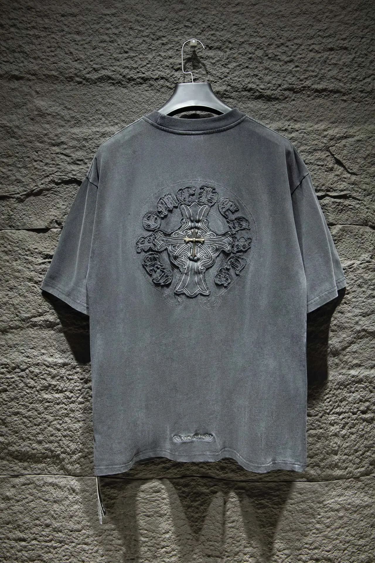 P190 🆕Chrome Hearts os version is really charming and Chrome Hearts is really a must-have. Each season's new version is made to the extreme. It is very practical and can be worn casually. Nice✔️ - ⚠️100% cotton. Made of 32-count double yarn, 260-gram weight fabric and imported knitted carded cotton. The thickness is moderate, drapey and contoured, and the upper body is comfortable! ! It is very tolerant to fat body types and can instantly lose five pounds after wearing it!  Front panel #Back panel Simple elements# The English letters are arranged artistically. Imported Tajima high-density heavy-duty embroidery technology. The font is three-dimensional and full. The letters are embroidered by imported machines after adjusting according to the original details. The thickness is moderate. The hardware is imported hardware accessories. The body is washed, fried and frayed, and hand-made elements are added, which greatly increases the interest of the clothing; unique visual effects. The special fraying effect creates a unique distressed effect. The addition of handmade elements to the body greatly increases the interest of the clothing; it has a unique visual effect. After special fraying effect treatment, a unique distressed effect is formed. An irregular hem is added to the version. This year, Crow Heart is focusing on the version. In the past two years, the oversize version has become the focus of the trend. It has also been a popular staple in the past two years. The change of designers has made this brand an instant hit. The progressive fashion of the times also needs the blood impact of fresh elements and trendy designs in order to continue its glory! It’s stylish both inside and outside, a must-have for high street travel! An absolute "eye-catching style" that can match couples 💏 Color: washed black, premium gray and white Size: S M L XL